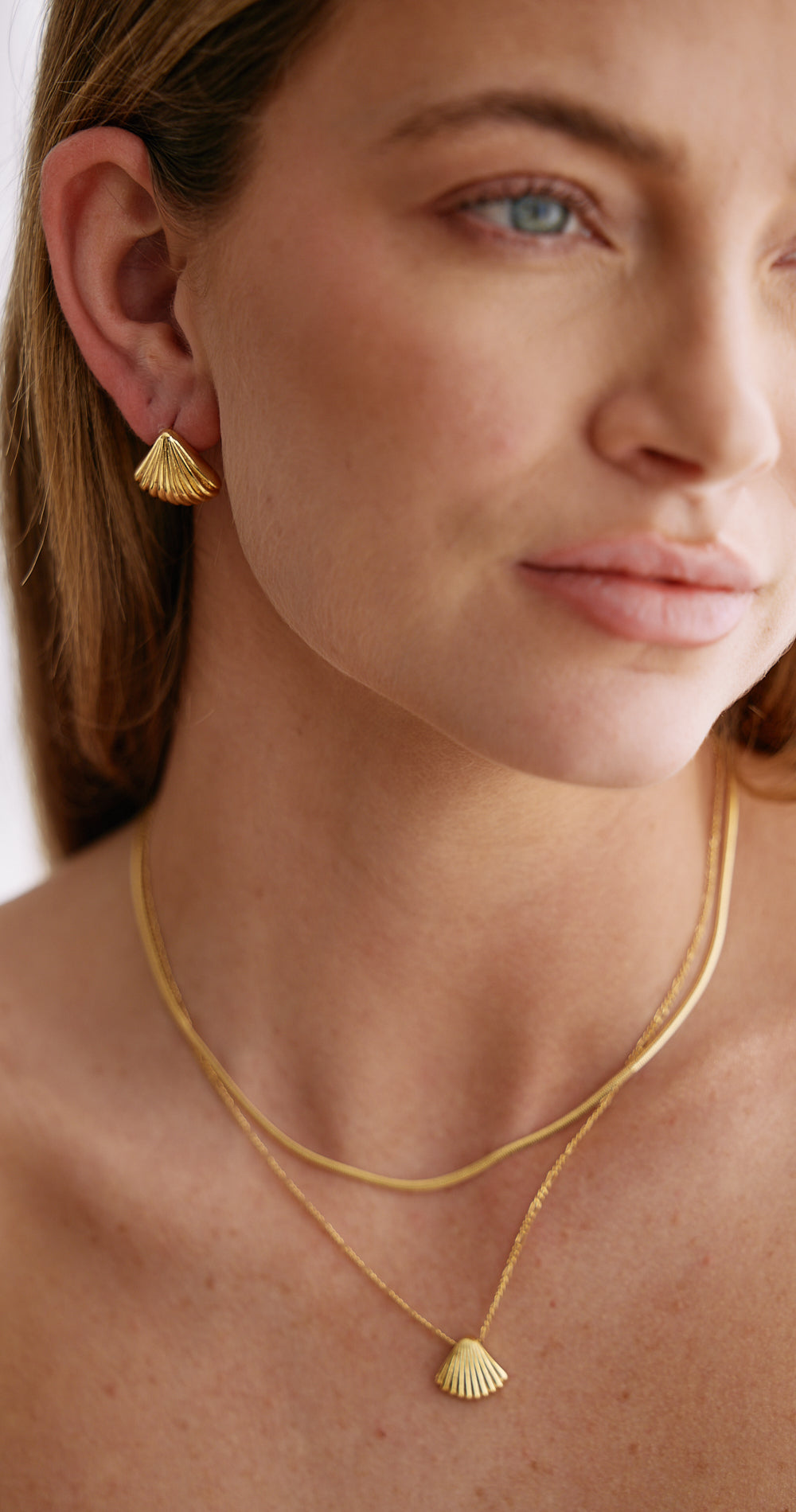 Asha Shell Stud Earrings - Gold